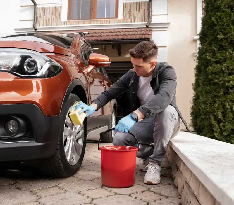 Lavage auto à domicile Marcilly-sur-Vienne : professionnel intervenant sur un véhicule
